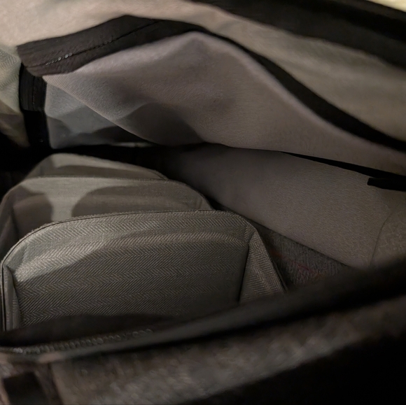 Peak Design Everyday Backpack 30L Gray w/ Three Dividers - Picture 12 of 15